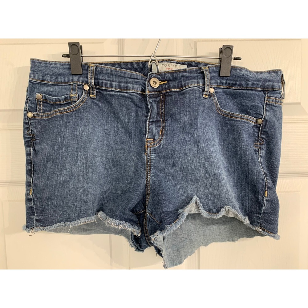Torrid Size 18 Medium/Dark Wash Distressed Cut-Off Raw Hem Denim Shorts